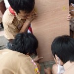 Penegak pun rela jadi kenek.